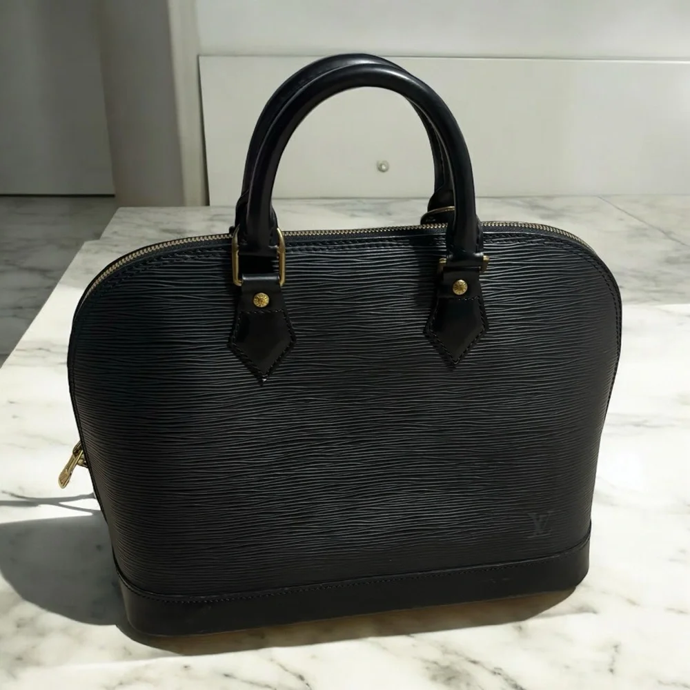 2002’ Vintage Black Epi Louis Vuitton Alma PM